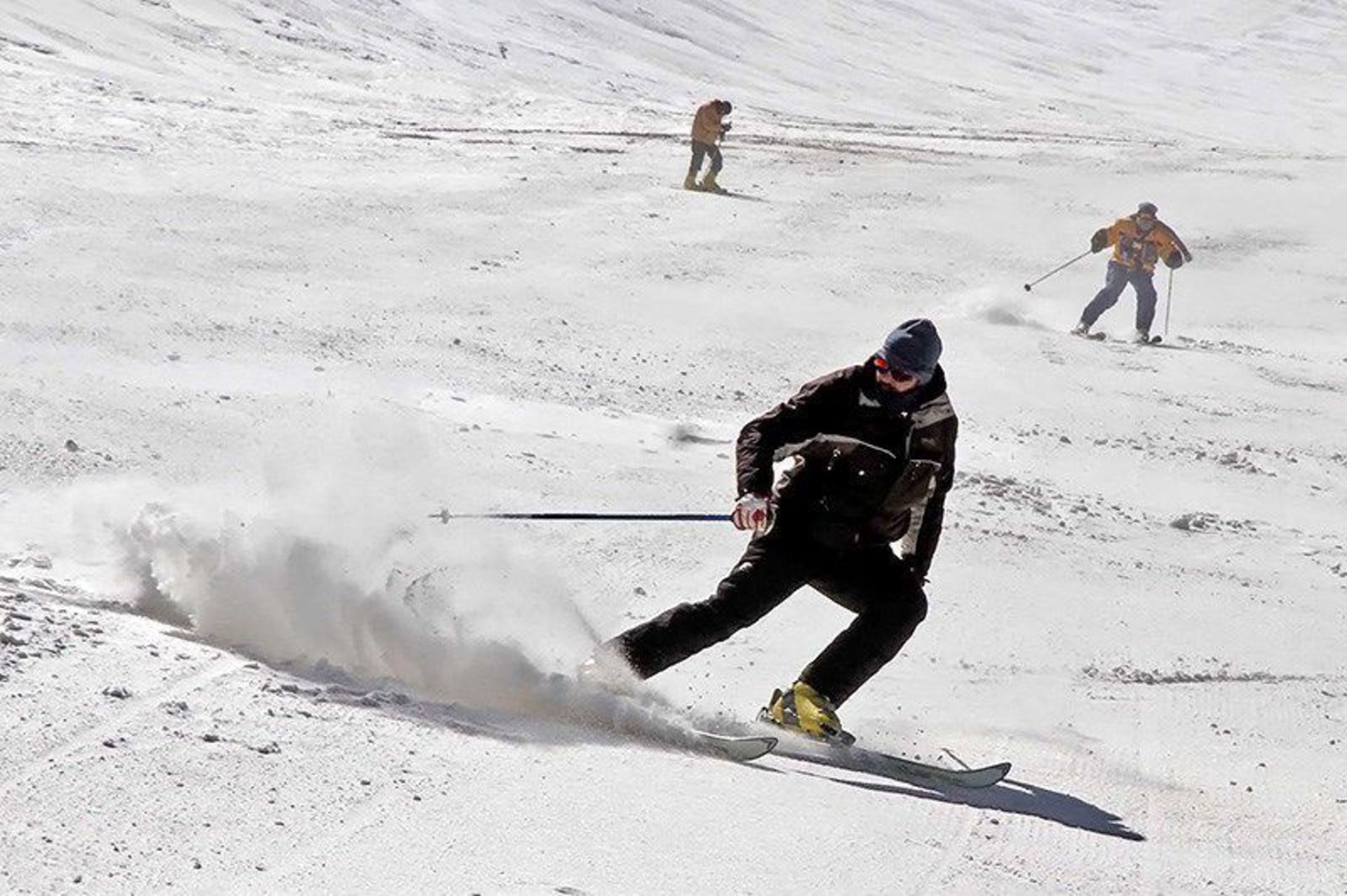 گردشگران در حال اسکی در پیست اسکی شیرباد مشهد