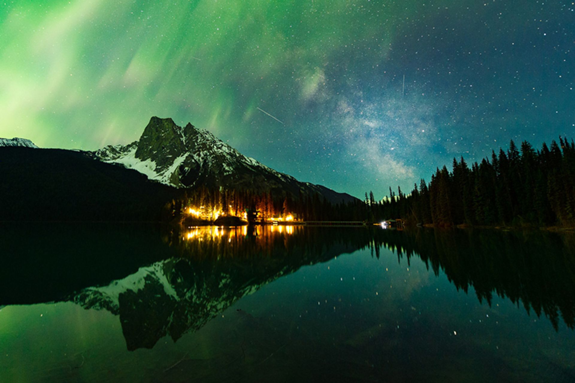 دریاچه الیمالات در تاریکی شب