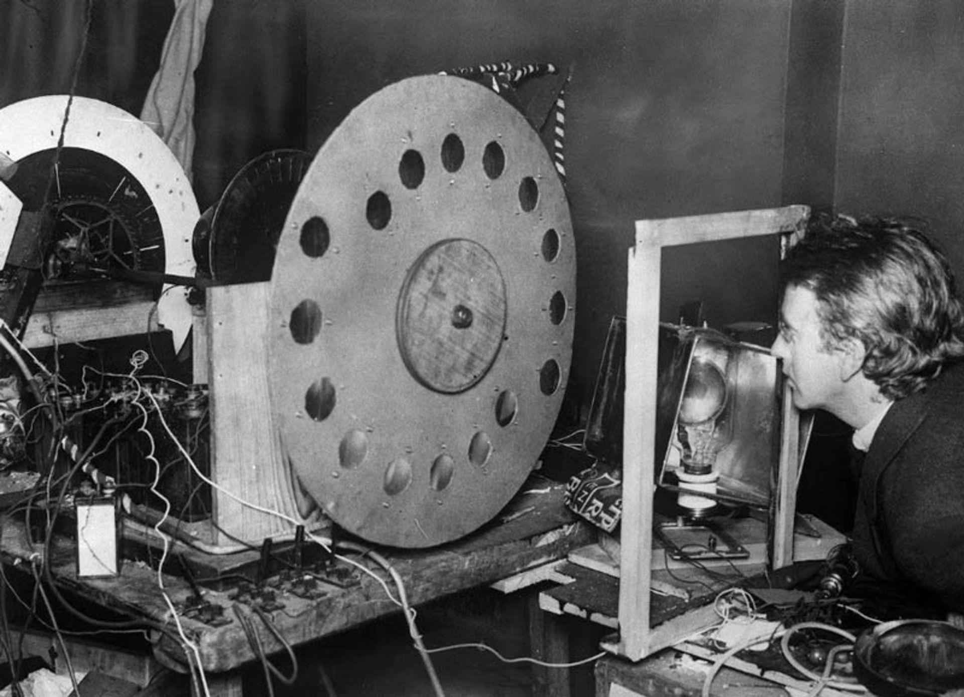 جان لاگی برد در حال کار با دستگاه تلویزیور در آزمایشگاه