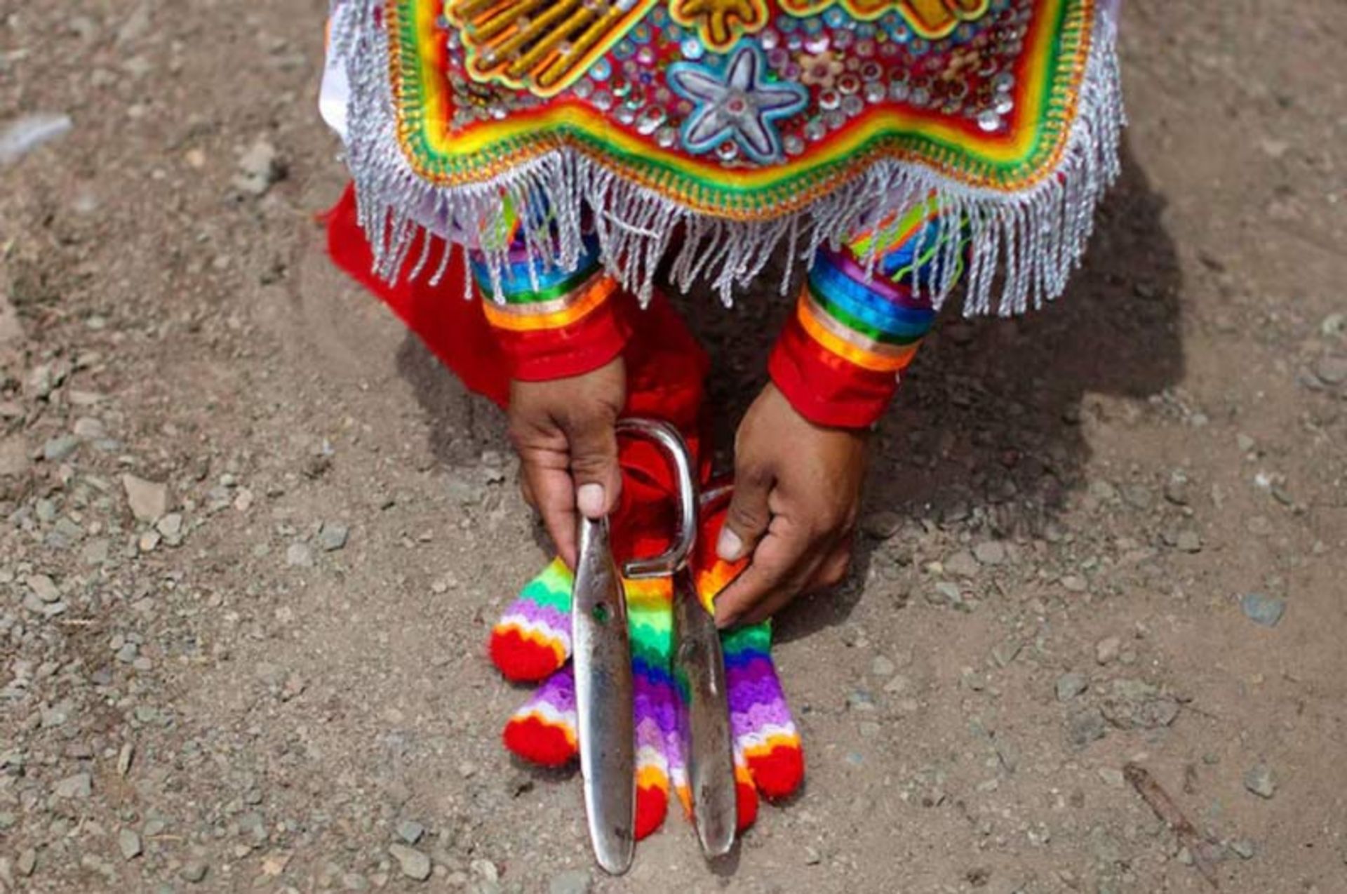 تصویری از قیچی در دستان یک رقصنده