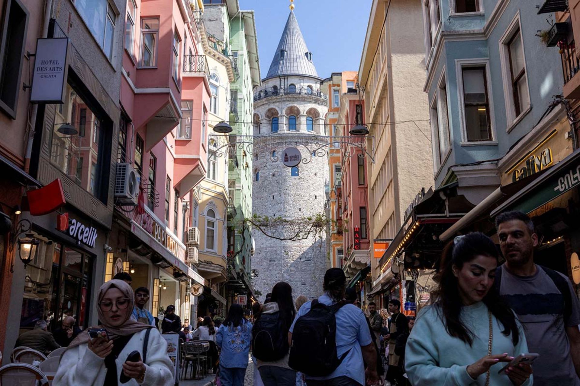 تصویری از خیابانهای بی‌اوغلوی استانبول با تصویری از برج گالاتا در پس‌زمینه