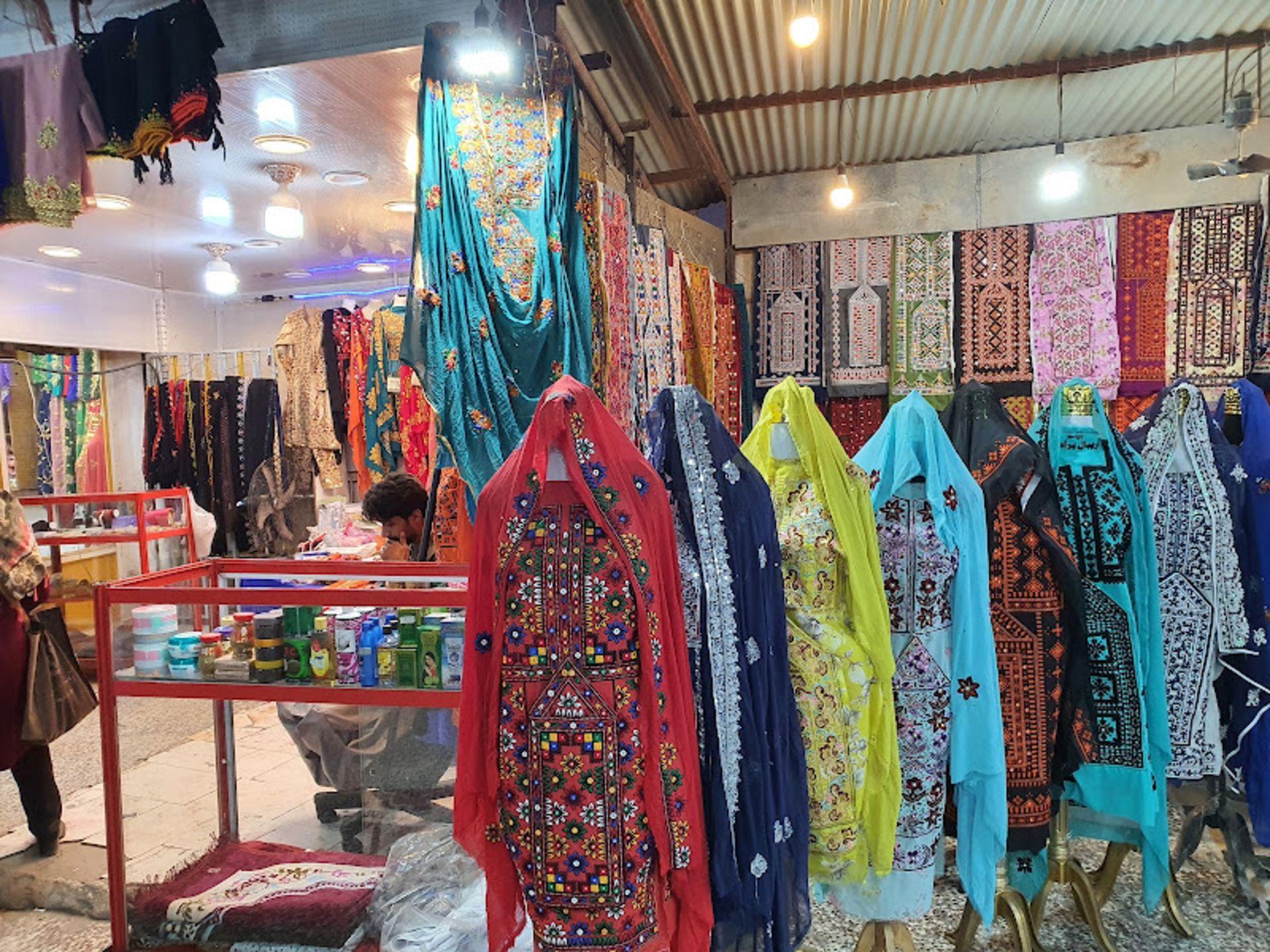 پارچه های محلی در بازار سنتی چابهار