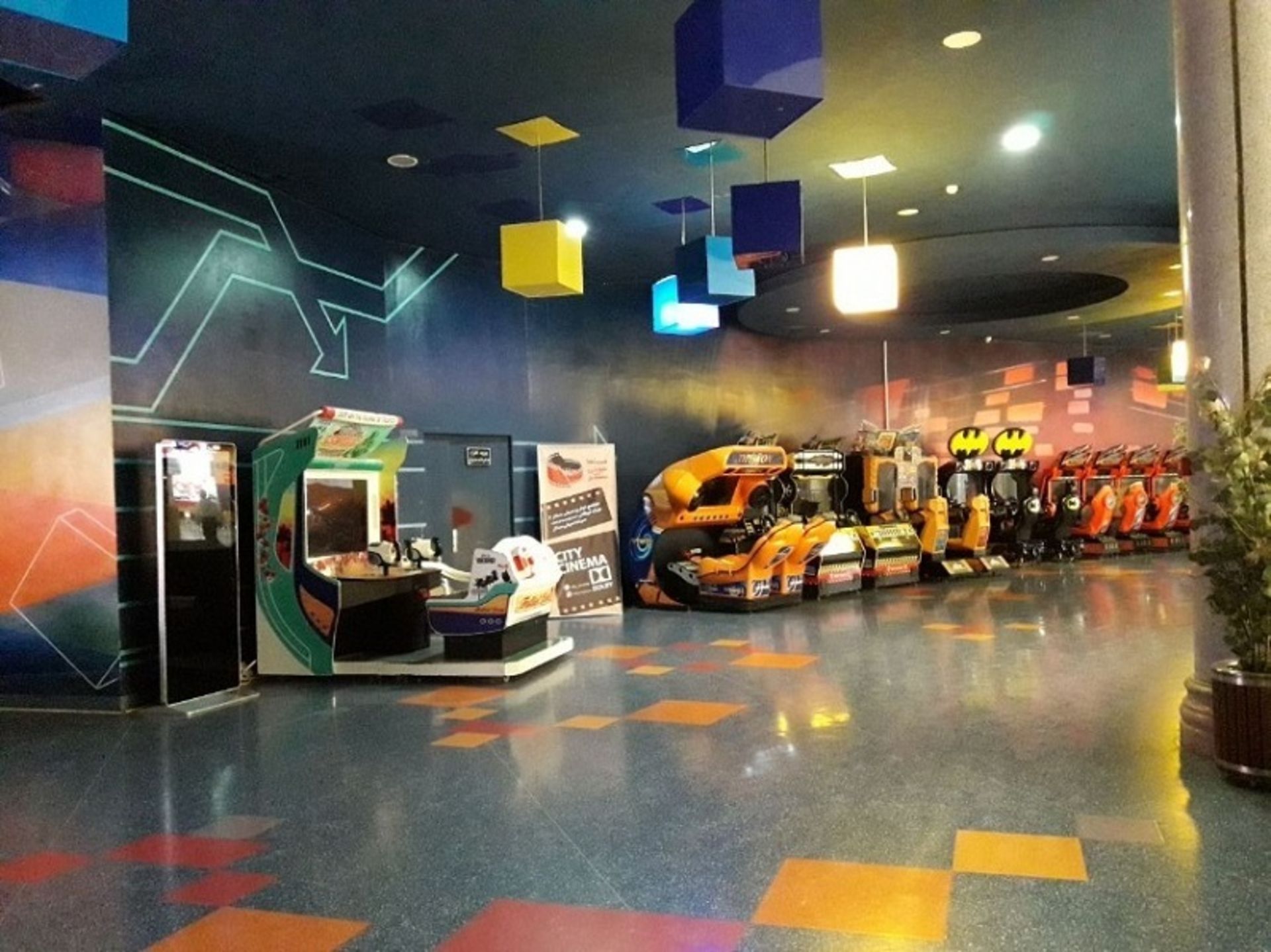 شهربازی سیتی سنتر قشم با نورپردازی جذاب